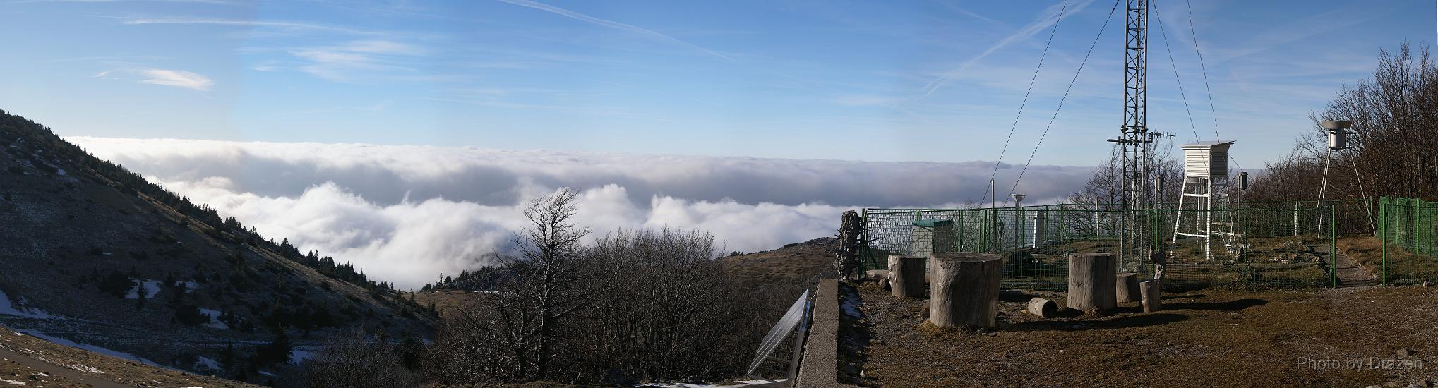 DSC05216_M033-DSC05223.jpg - The view toward the sea from Zavizan, 1. 12. 2007.