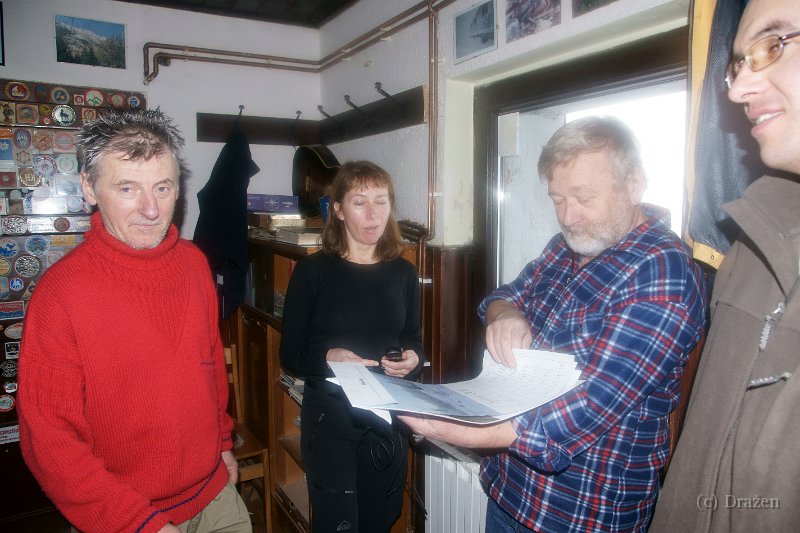 DSC07933.JPG - Ante Zavižanski razgledava poklone